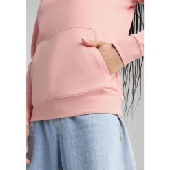 Damska bluza z kapturem ESS METALLIC PUMA Pink Fruit Metallic Silver. Czerwone bluzy Puma, m, bez wzorów, z kapturem. W wyprzedaży za 174.00 zł.