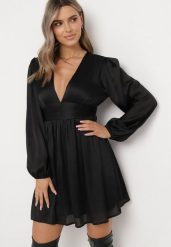 Czarna Rozkloszowana Sukienka Mini z Trójkątnym Dekoltem Ponloka. Czarne sukienki Born2be, m, bez wzorów, eleganckie, bez kołnierzyka, bez ramiączek, mini, rozkloszowane. Za 149.99 zł.