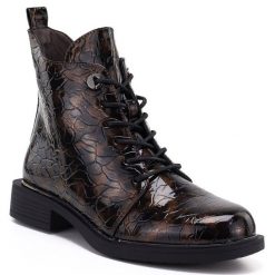 Botki damskie lakierowane brązowe S.Barski HY62-8140. Brązowe botki S.BARSKI, bez wzorów, z lakierowanej skóry, bez obcasa, bez zapięcia. Za 169.99 zł.