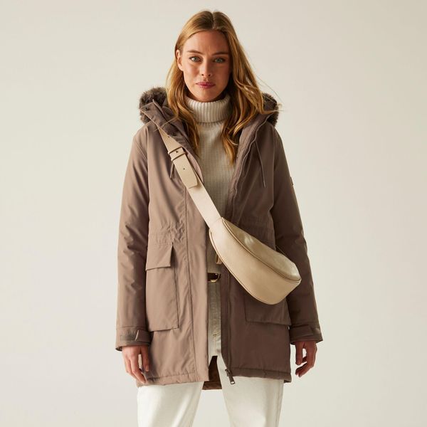Płaszcz damski przejściowy ocieplany przeciwdeszczowy Sabinka. Brązowe płaszcze Regatta, bez wzorów, z puchu, bez kaptura. Za 379.99 zł.