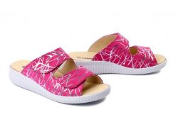 DR. BRINKMANN 701096-43 fuchsia, klapki damskie. Czerwone klapki Dr. Brinkmann, bez wzorów, ze skóry, bez obcasa. Za 289.90 zł.