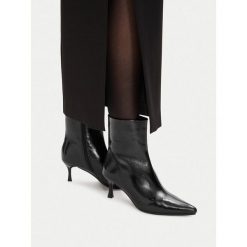 Botki DeeZee. Czarne botki DeeZee, bez wzorów, bez obcasa, na szpilce, bez zapięcia. Za 189.99 zł.