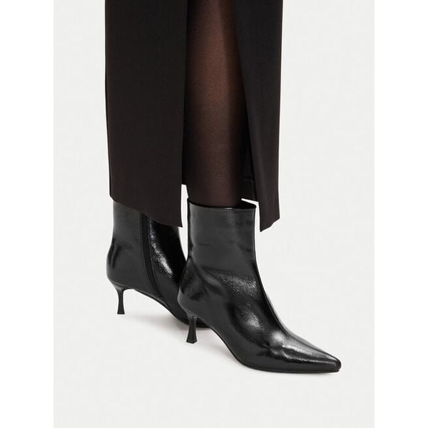 Botki DeeZee. Czarne botki DeeZee, bez wzorów, bez obcasa, na szpilce, bez zapięcia. Za 189.99 zł.