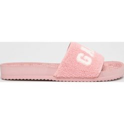 Gant - Klapki Haley. Czerwone klapki GANT, bez wzorów, z materiału, bez obcasa. W wyprzedaży za 139.90 zł.