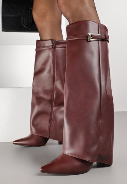 Bordowe Kozaki na Słupku Typu Kowbojki Ozdobione Klamrą i Wywiniętą Cholewką Nalonea. Czerwone kozaki Renee, z jeansu, bez obcasa, na obcasie, bez zapięcia. Za 149.99 zł.