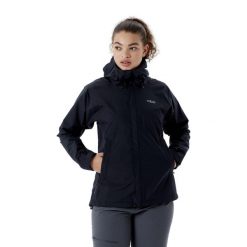 Kurtka przeciwdeszczowa damska Rab Downpour Eco Jacket z kapturem. Czarne kurtki sportowe RAB, bez wzorów, z kapturem, trekkingowe. Za 533.48 zł.