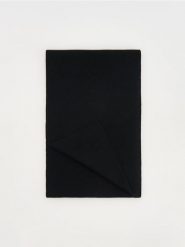 Wełniany szalik z kaszmirem - czarny. Czarne szaliki Reserved, bez wzorów, z kaszmiru. W wyprzedaży za 119.99 zł.