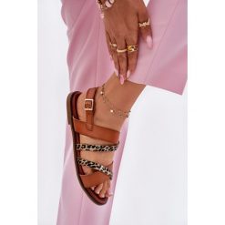 Sandały Damskie Na Płaskim Obcasie Z Paskami Panterka Sergio Leone SK086H Camel brązowe. Brązowe sandały bez wzorów, ze skóry ekologicznej, eleganckie, bez obcasa, na płaskiej podeszwie, bez zapięcia. Za 135.46 zł.