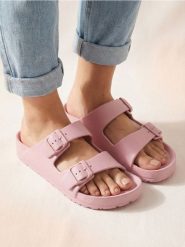 Piankowe klapki z regulowanymi paskami - różowy. Czerwone klapki Sinsay, bez wzorów, bez obcasa. Za 19.99 zł.