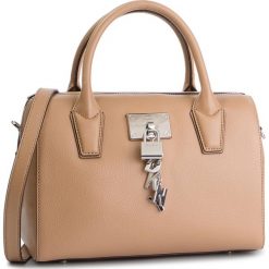 Torebka DKNY - Elissa Tz Satchel Pe R84DH929 Latte LAT. Brązowe torebki klasyczne DKNY, bez wzorów, ze skóry, bez dodatków. W wyprzedaży za 589.00 zł.