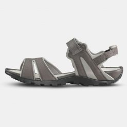 Sandały turystyczne damskie Quechua NH100. Brązowe sandały QUECHUA, bez wzorów, z kauczuku, bez obcasa, bez zapięcia. Za 39.99 zł.