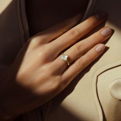 Pierścionek ze złota próby 585 z koniczynką z masy perłowej. Żółte pierścionki Lilou, z perłą, złote. Za 1,198.00 zł.