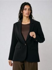 Klasyczna gładka jednorzędowa marynarka z domieszką wiskozy - czarny. Czarne marynarki i żakiety Sinsay, l, bez wzorów, z wiskozy, klasyczne. Za 79.99 zł.