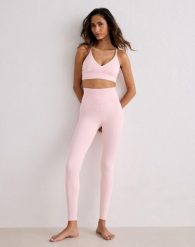 Damskie legginsy z wysokim stanem, squat proof, dla niskich Sense różowe. Czerwone legginsy AIM'N, m, bez wzorów, z elastanu, z podwyższonym stanem, krótkie. Za 297.00 zł.