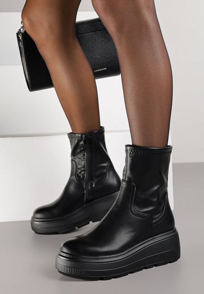 Czarne Botki na Platformie w Stylu Cyber Fisatte. Czarne botki Renee, bez wzorów, bez obcasa, na platformie, bez zapięcia. Za 109.99 zł.